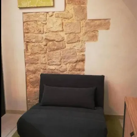 Locus Pendinelli 53-the Philosophy Of A Bb, The Details Of A Apartment *